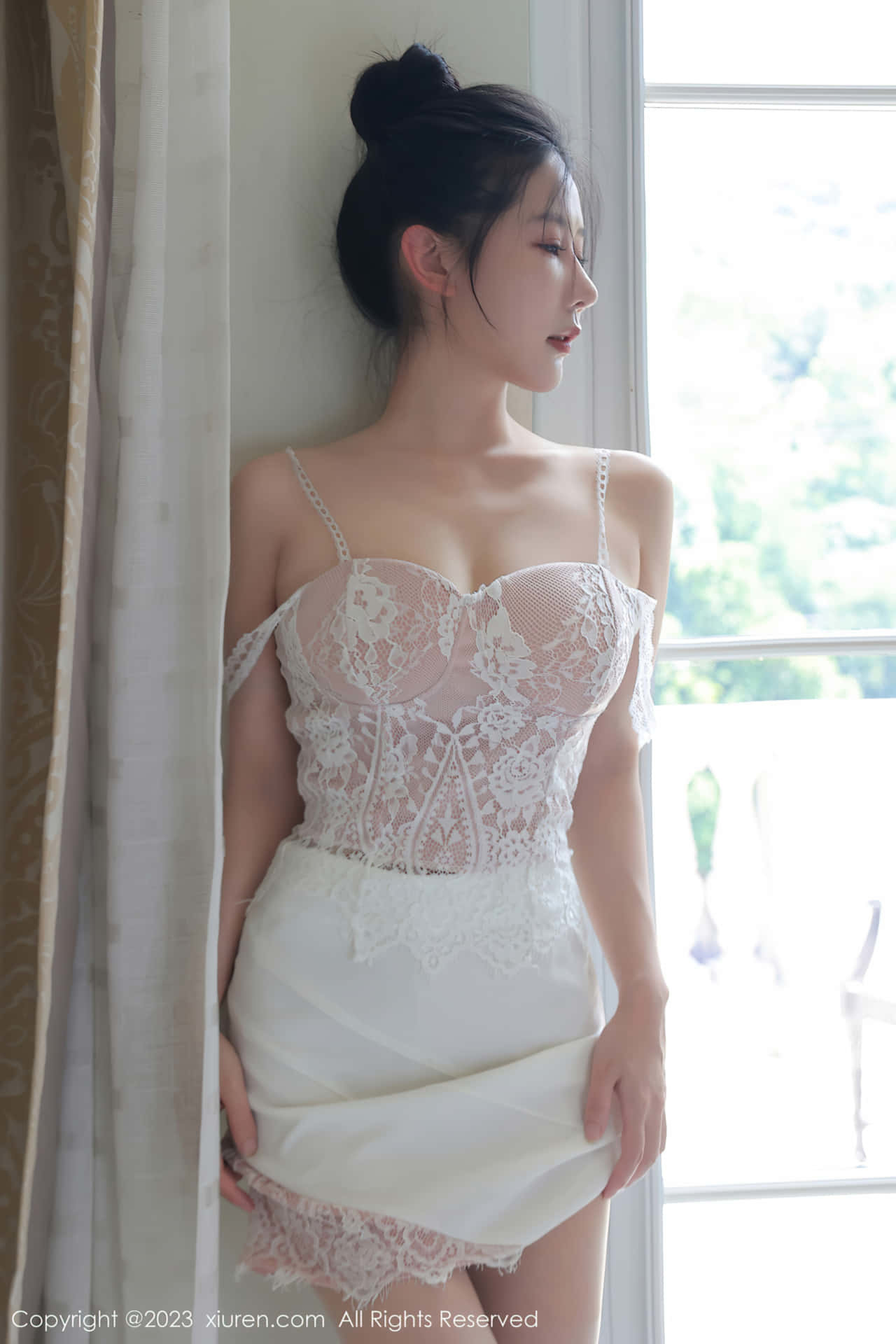 Yin Tiantian's sexy white tutu, her white complexion gleaming, and her sexy figure at a glance