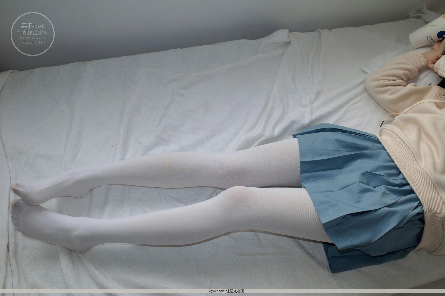[森萝财团]有料NO.024 出镜 萝莉雪糕 米色卫衣与蓝色短裙加浅色美腿丝袜私房高清图(15)