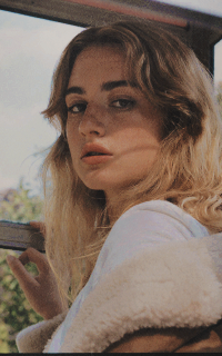 Grace van Patten PfEWNI4b_o