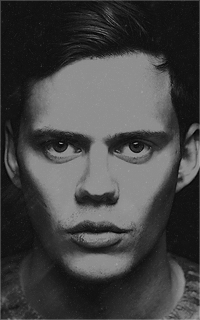 Bill Skarsgård WOOmJ1yZ_o