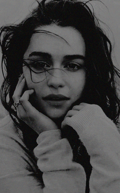 brunetka - Emilia Clarke 1Wei1pGL_o
