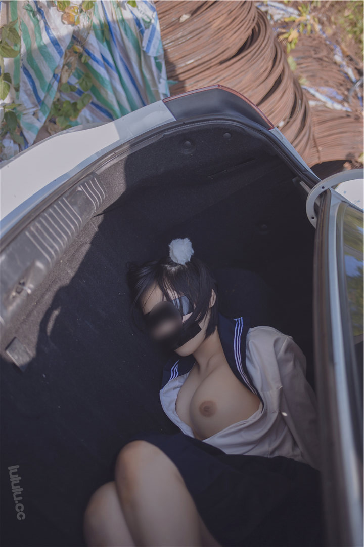 Internet celebrity beauty Youbao three years old-kidnapped JK plug into the trunk without holy light human body photo 6