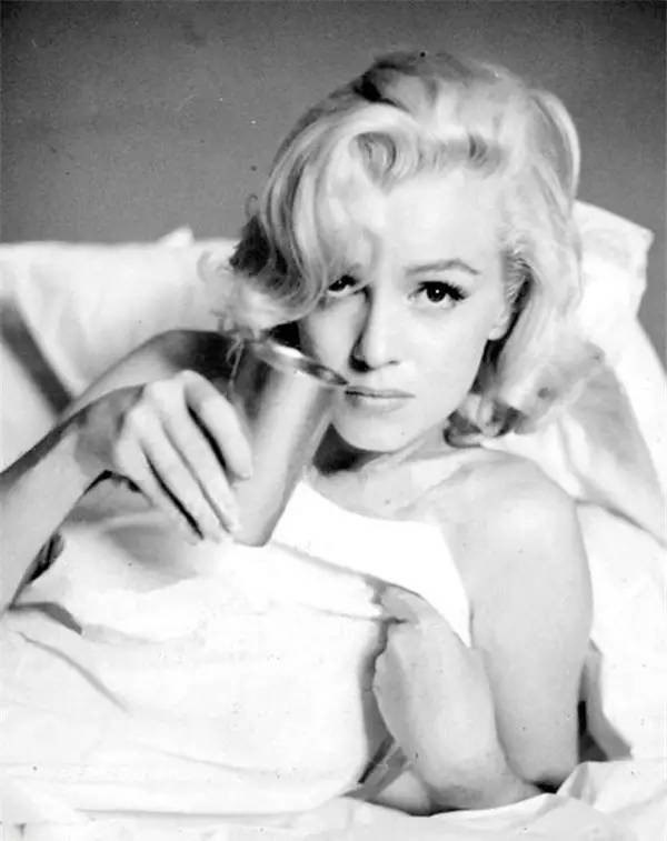 The goddess of men, forever dripping classic Marilyn Monroe