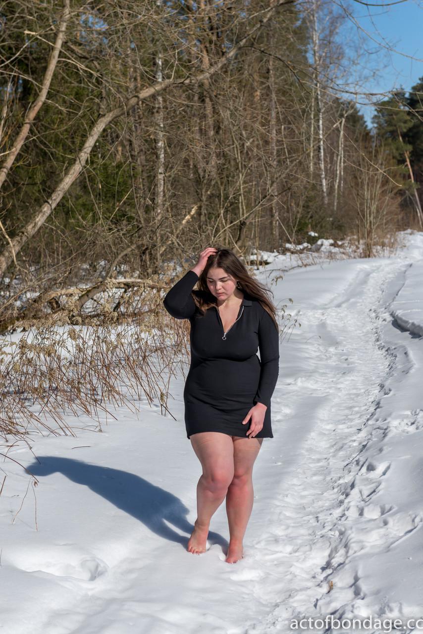 BBW solo girl is ball gagged and bound on snow-covered ground in the nude(11)