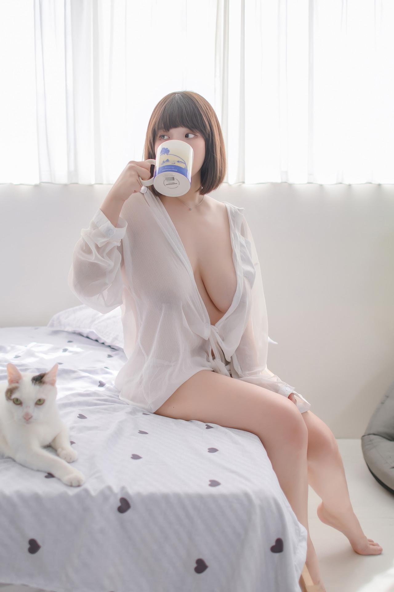 JVID Ruru茹茹 H級豪巨乳 寄宿家中的前同事－茹茹，一早醒來就衣衫不整！豪乳在眼前晃的我頭好暈啊～～～ Set.03(35)