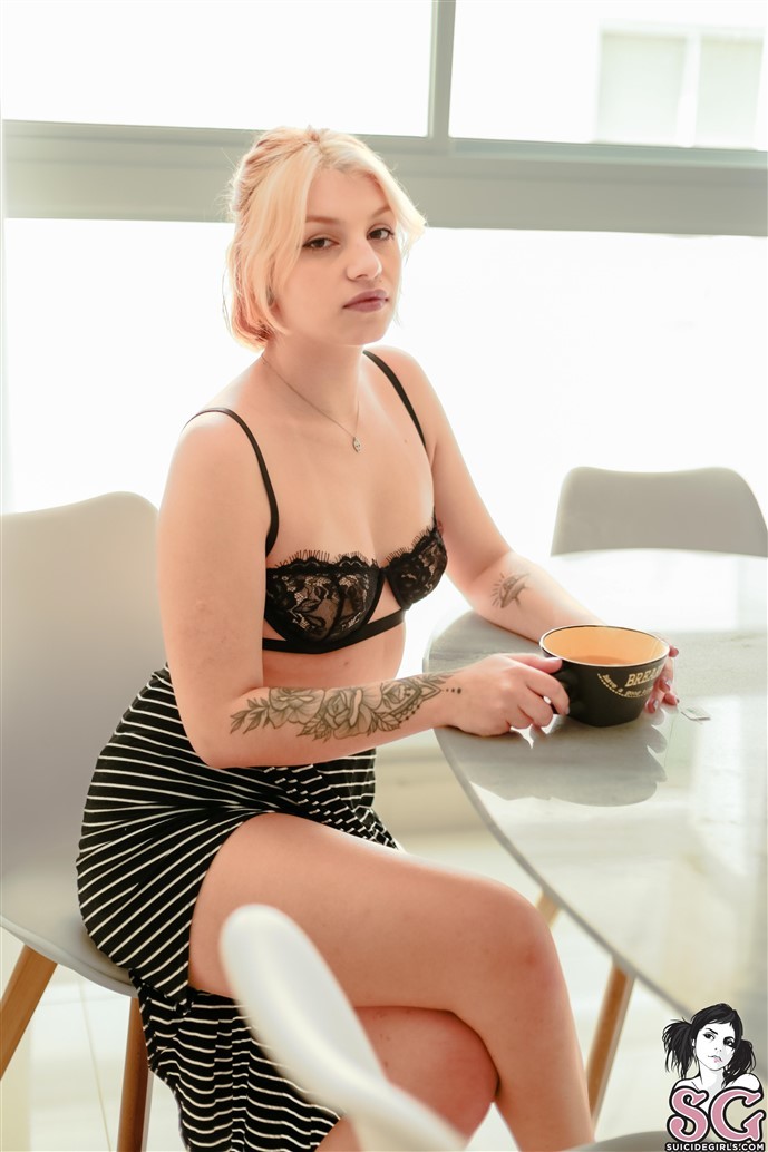 Mona Suicide, Hey! Come here, spill the tea!