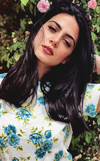 Emeraude Toubia 800mOmwo_o