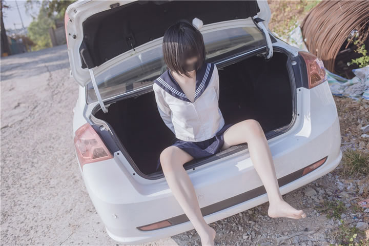 Internet celebrity beauty Youbao three years old-kidnapped JK plug into the trunk without holy light human body photo 2 7