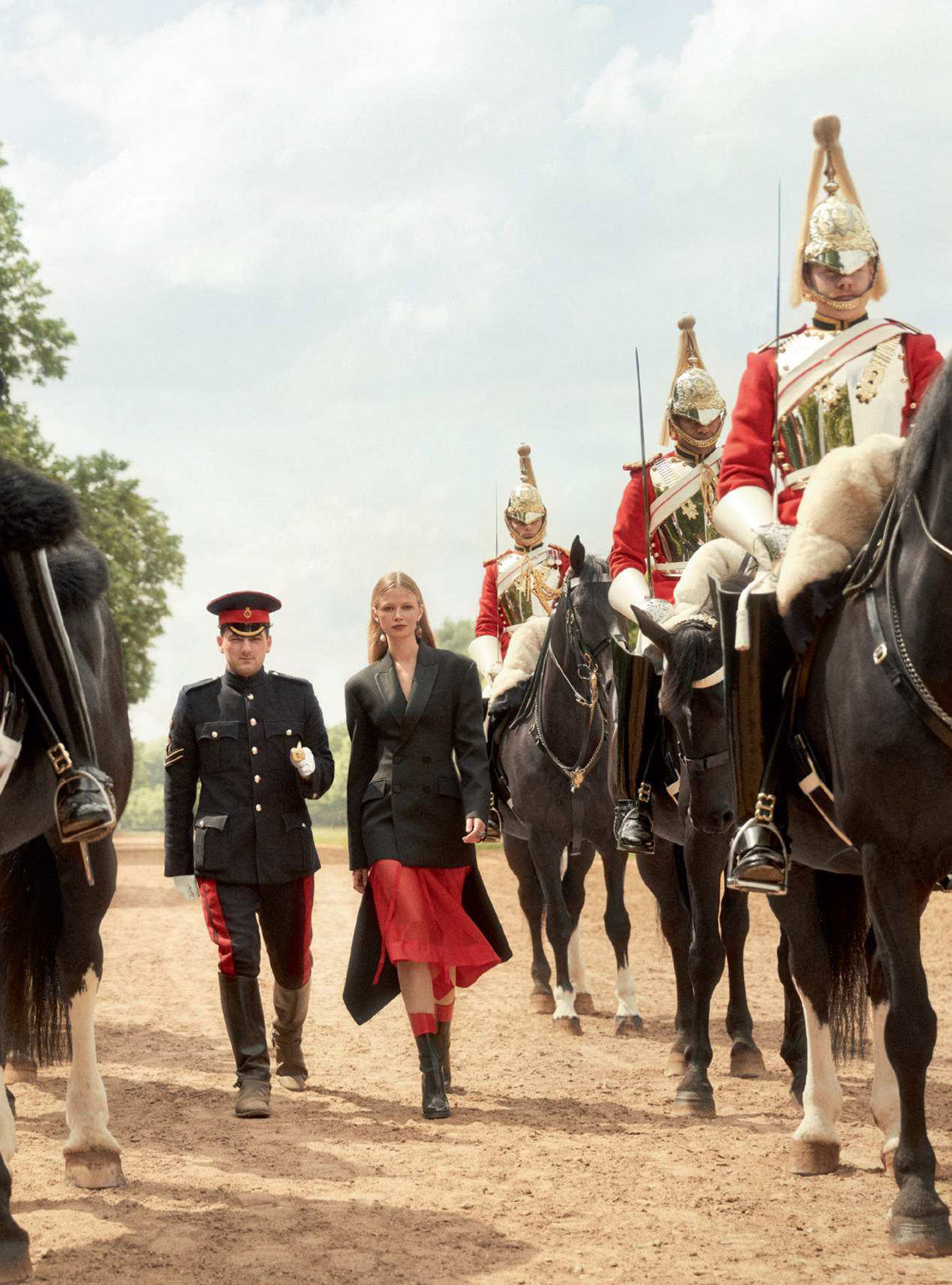 Королевская инспекция караула / For Queen and Country - Anna Lund by Richard Phibbs / Harpers Bazaar UK september 2018 Королевская инспекция караула / For Queen and Country - Anna Lund by Richard Phibbs / Harpers Bazaar UK september 2018
