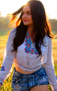 Lucy Hale 4w1xQz4e_o