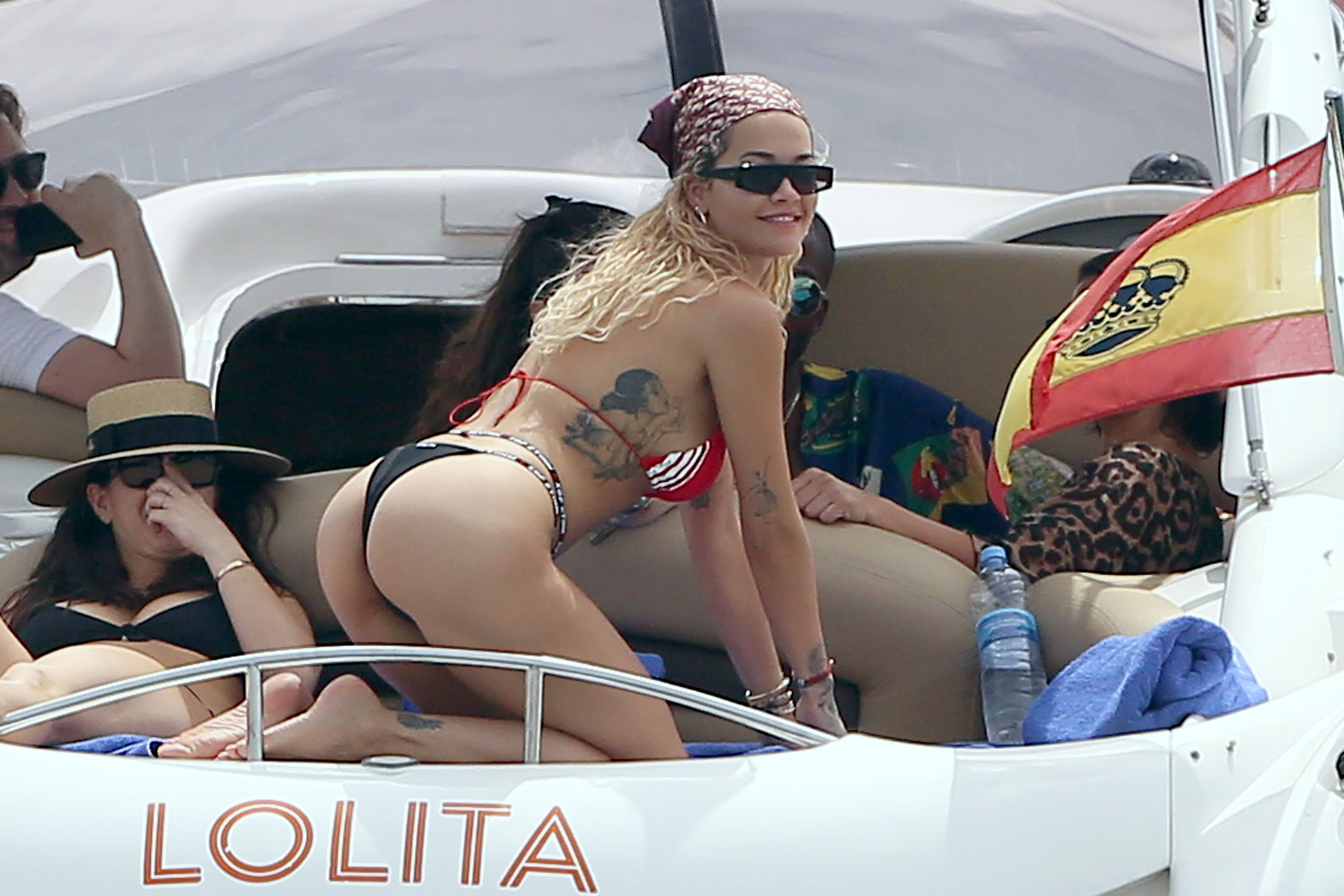 Рита Ора (Rita Ora) отдыхает на Ибице (07.08.2019) .