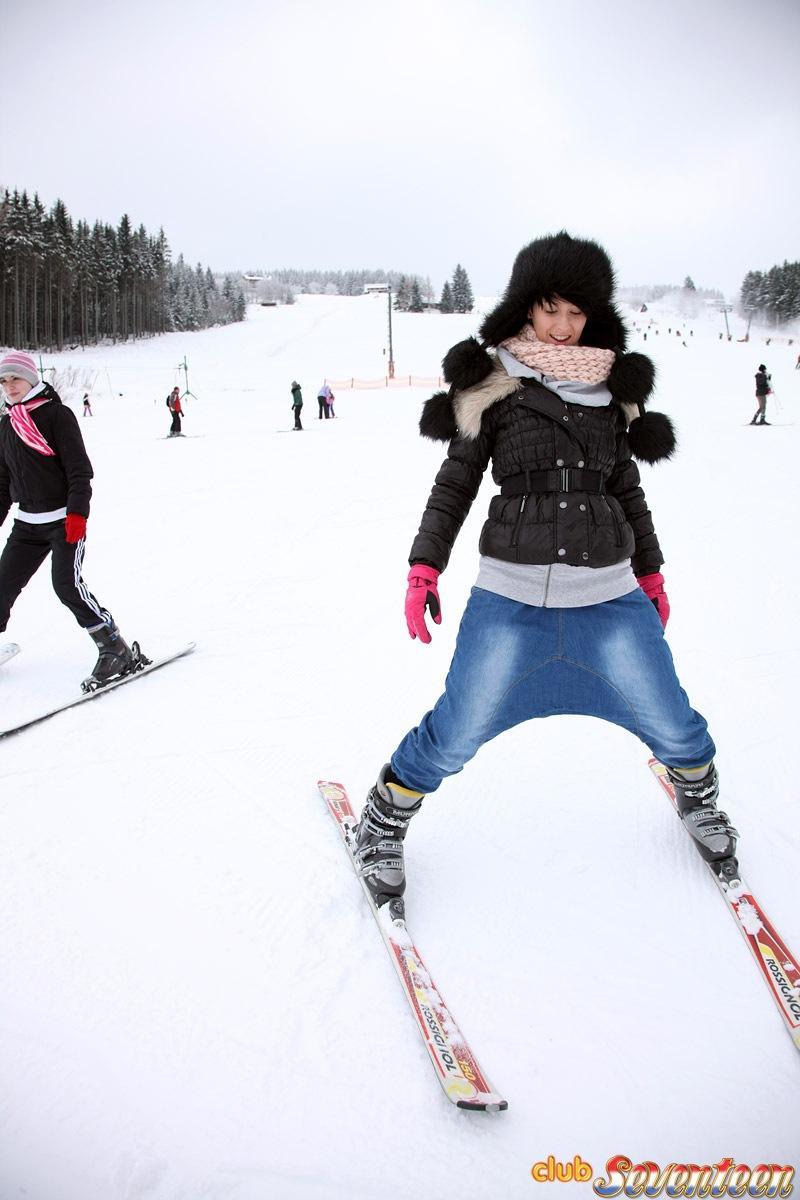 Young snow bunnies have an all girl orgy after a day of hitting the slopes(3)