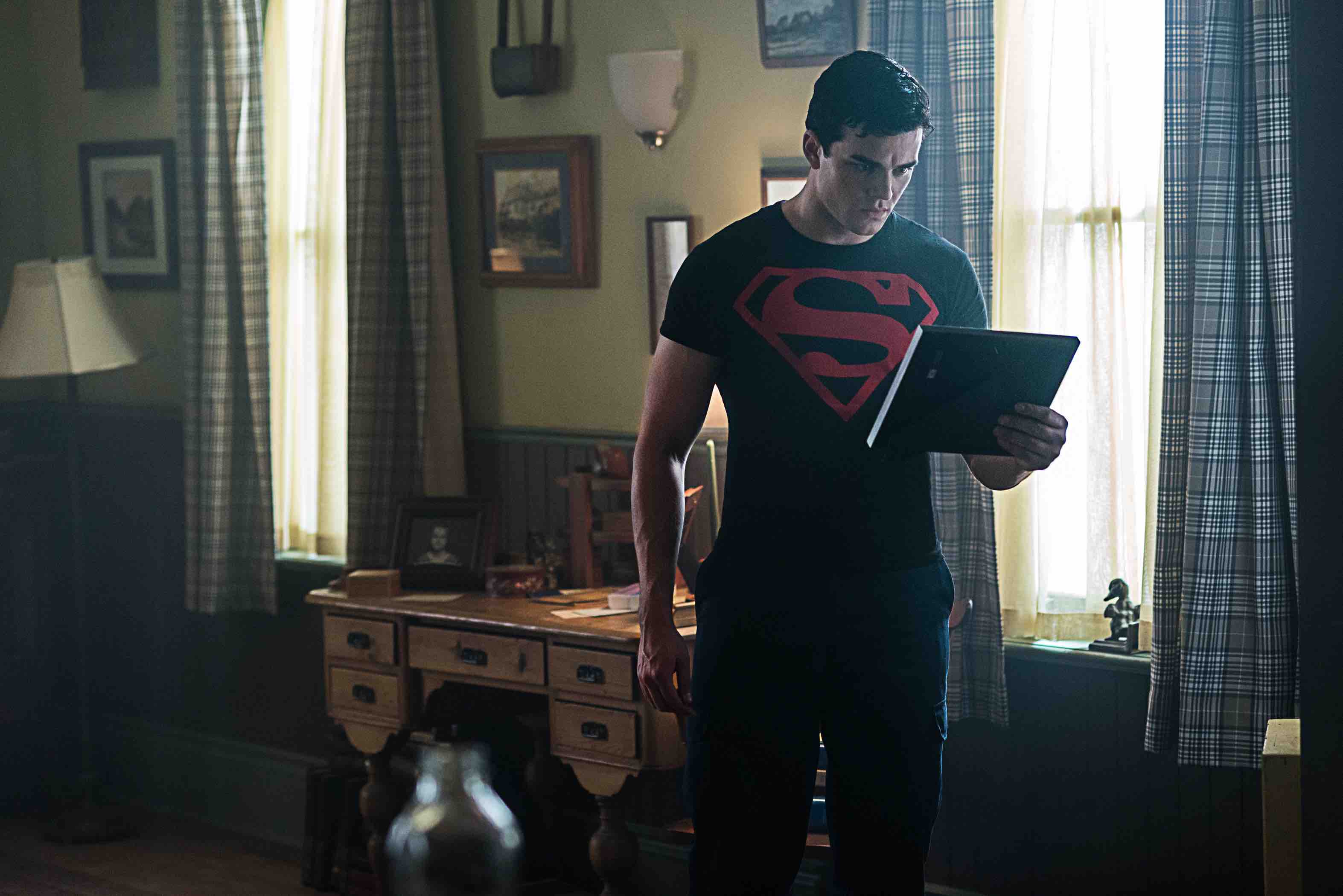 Titãs Imagens Do Próximo Episódio Mostram Superboy E Lionel Luthor 0539