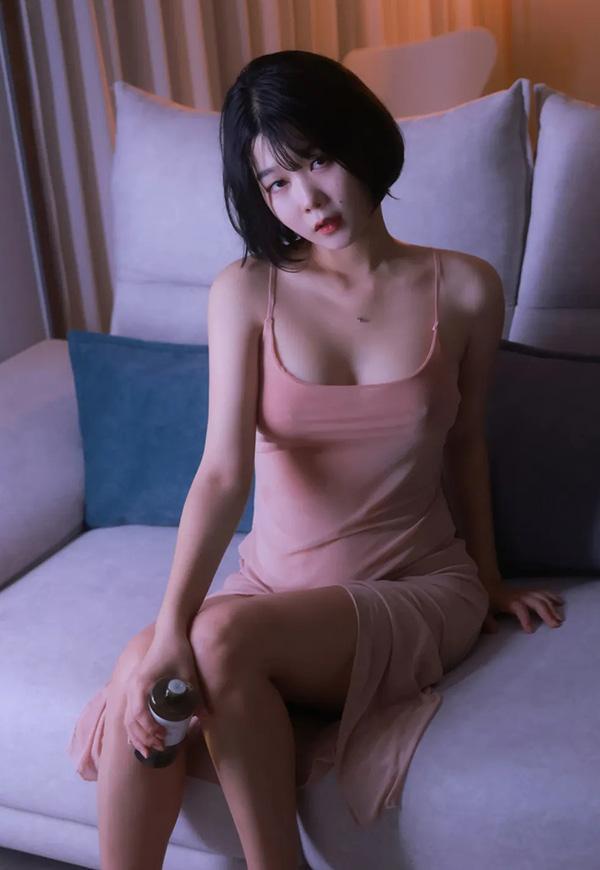 俏丽短发小美女Zia粉色吊带裙尺度福利图