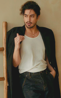 Avan Jogia 9tKXgaNm_o