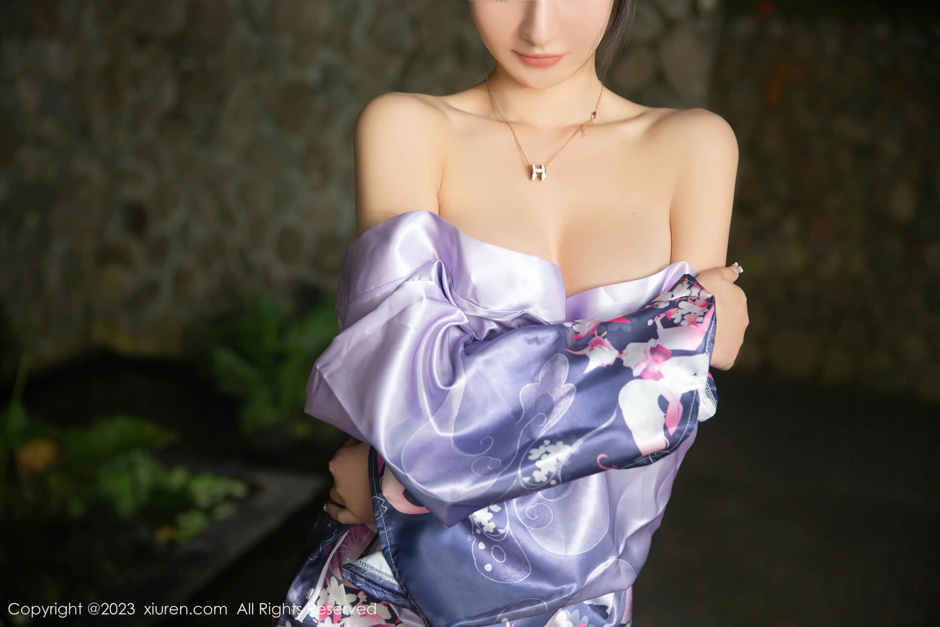 Xiong Xiaonuo's character, Japanese purple kimono, charming beauty, graceful, slender figure, bright and moving