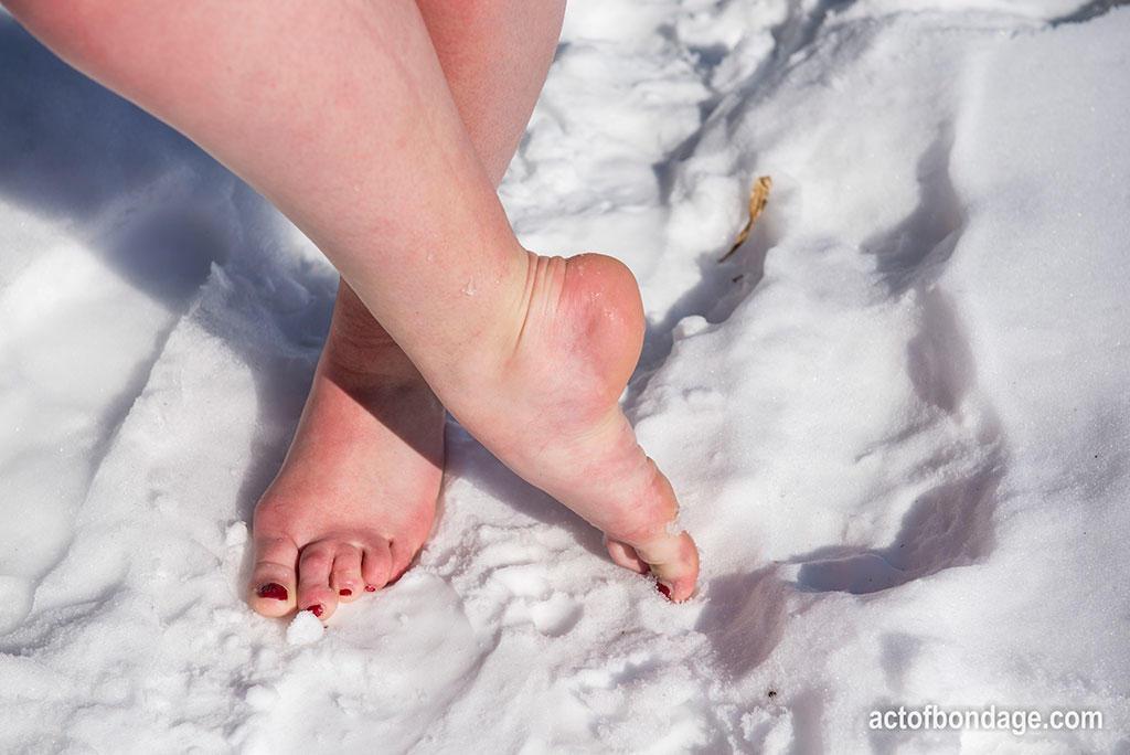 Brunette BBW rids ball gag and ropes while posing nude and barefoot in snow(8)