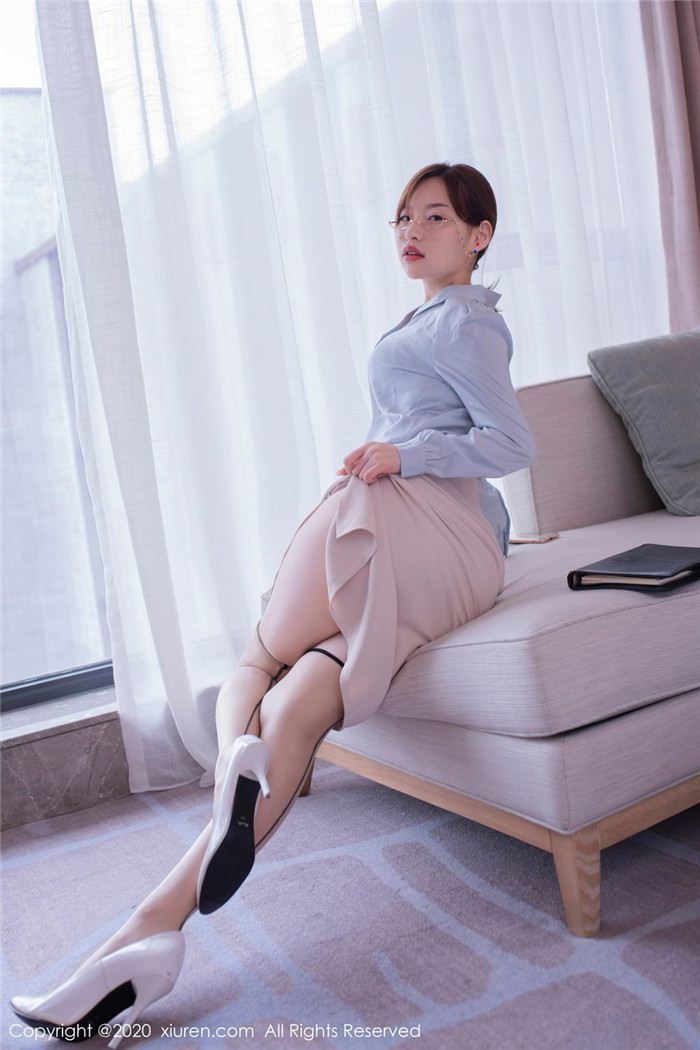 秀人网范小宣办公室OL制服写真(21)