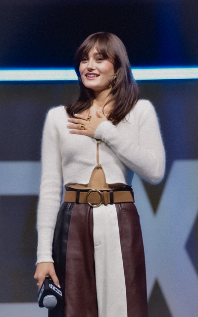 brunetka - Ella Purnell  AKMkQRFN_o