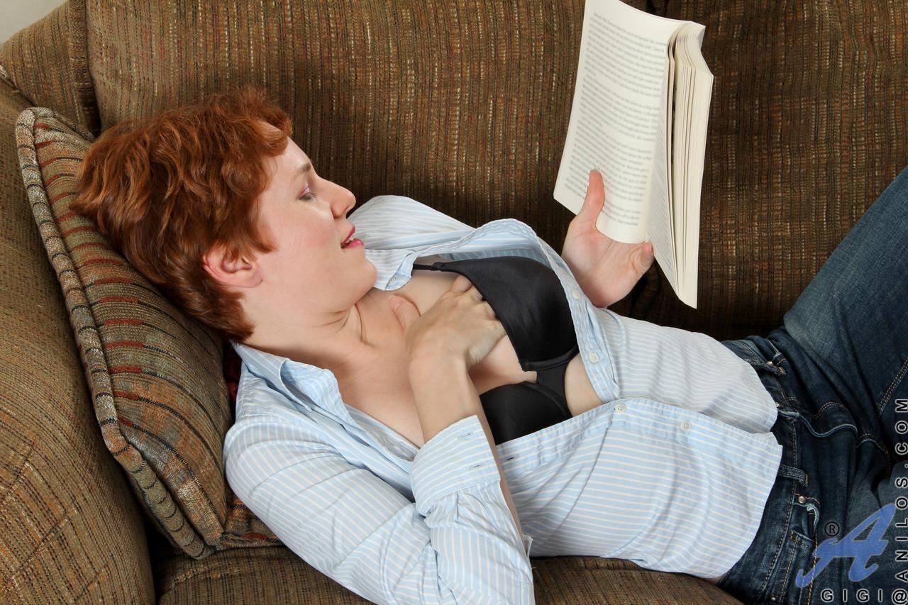 Short-haired ginger Gigi strips and masturbates while reading a book(2)