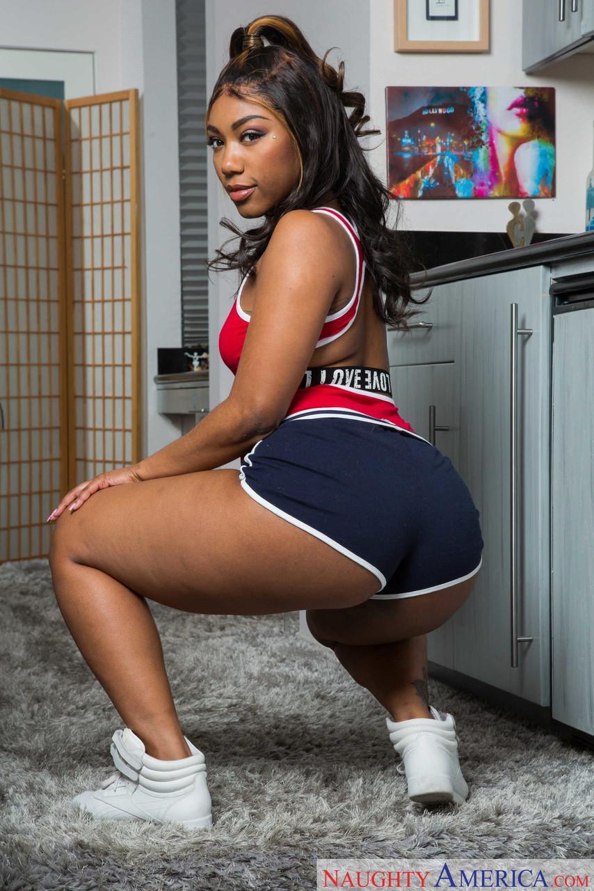 Ebony with a bubble ass Chanell Heart strips and flaunts her curves(5)