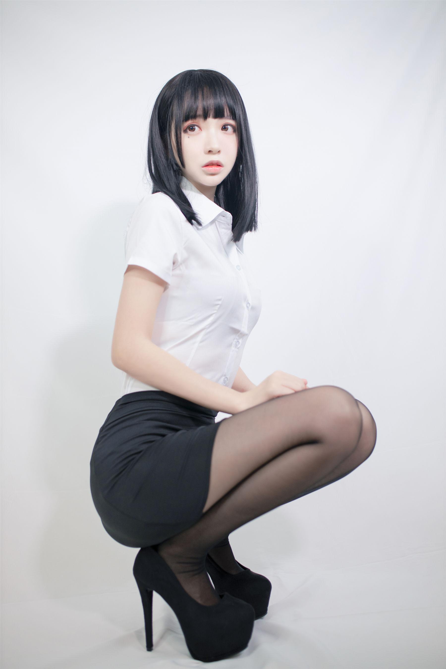 [COS福利] 疯猫ss 《OL制服》 写真集