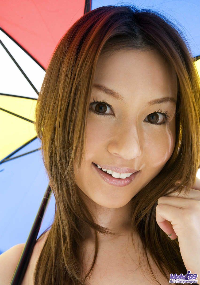 Sexy Japanese girl Tatsumi Yui holds an umbrella while standing naked(11)