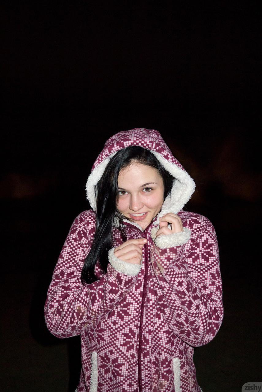 Adorable girl Logan Drae shows her flexibility while she's naked on the beach(2)