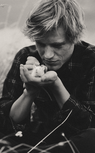 Johnny Flynn AxP6ro03_o