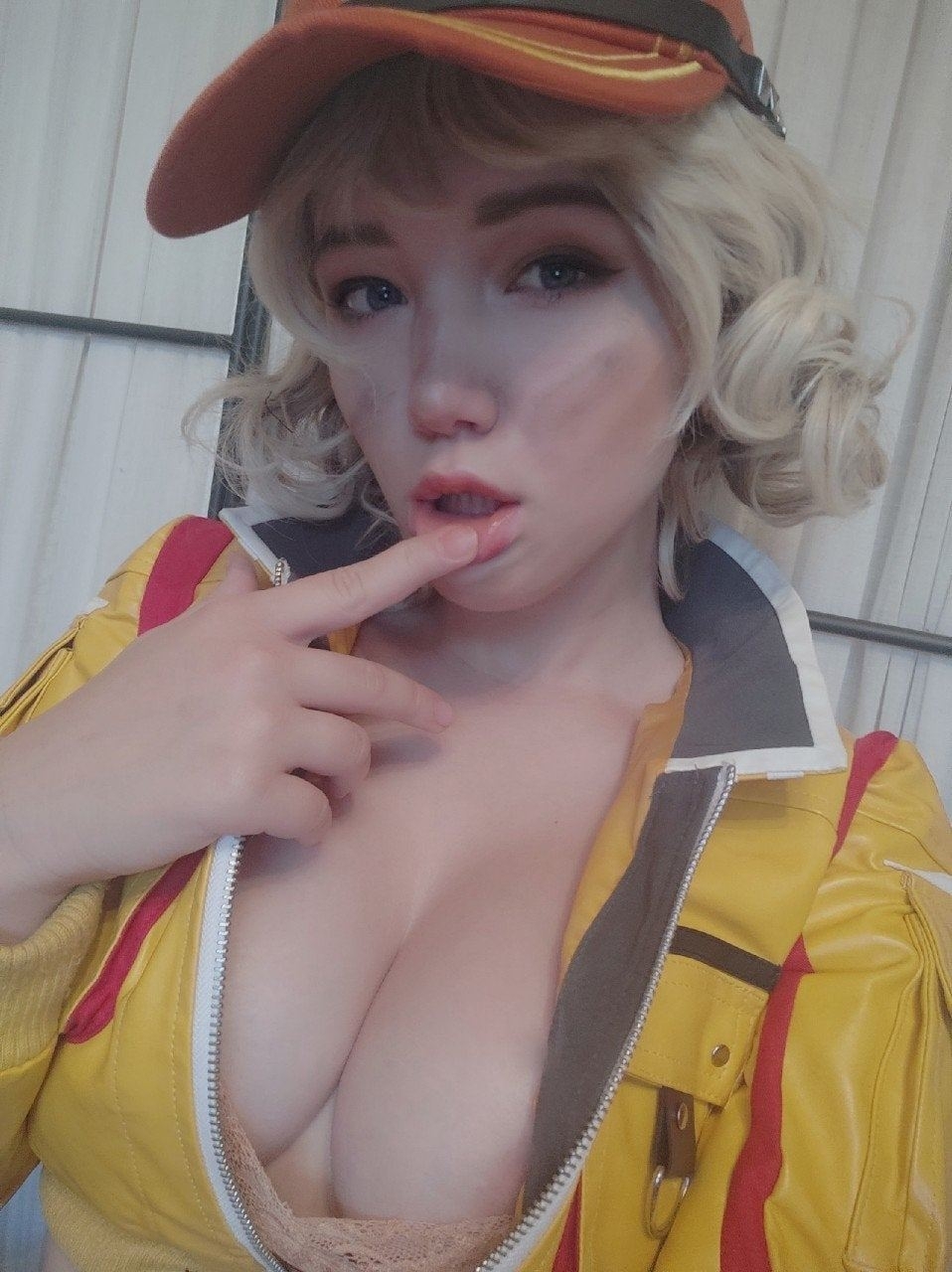 Lada Lyumos - Cindy Aurum