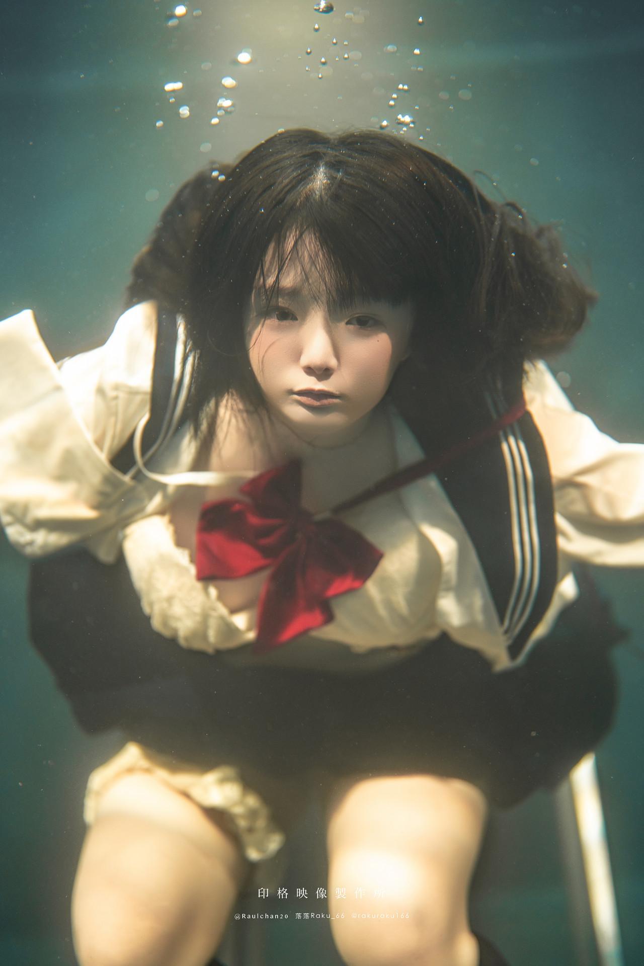 Cosplay 落落Raku – 水泳馆(25)