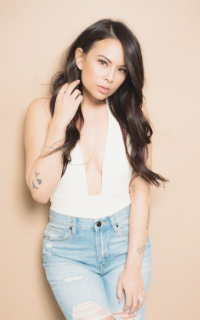 Janel Parrish 9tmpkzwg_o