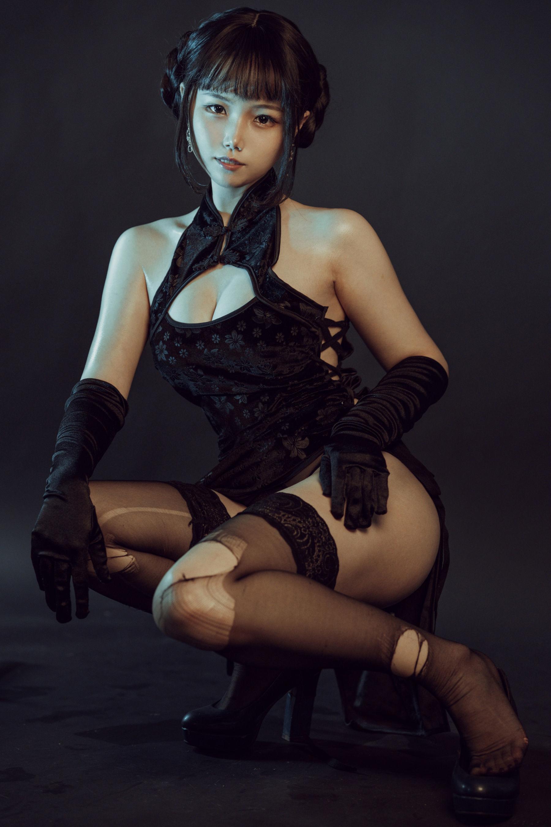 [网红COSER] 七月喵子 – 黑旗袍 写真集(28)