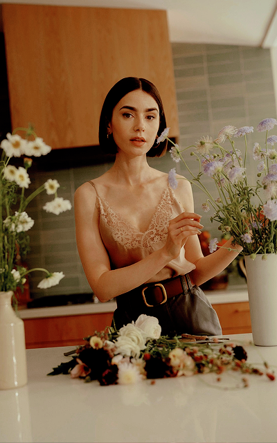 Lily Collins - Page 2 F19D4Jlh_o