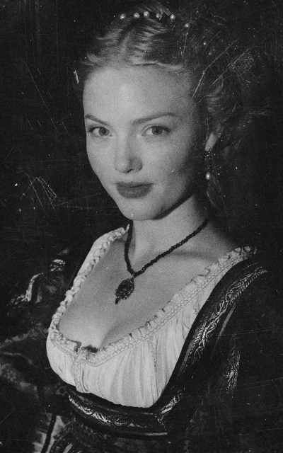 Holliday Grainger NjEajXlV_o