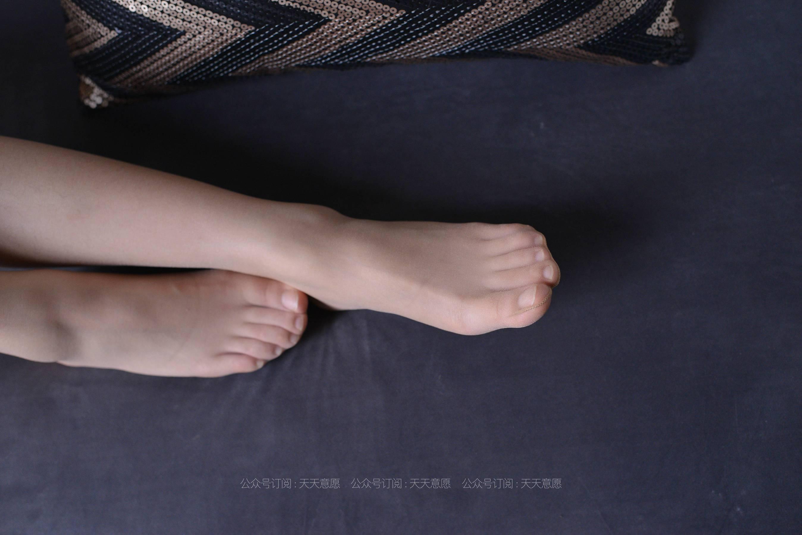 [IESS异思趣向] 丝享家 778：小婕《与花共舞》 丝袜美腿丝足套图(31)