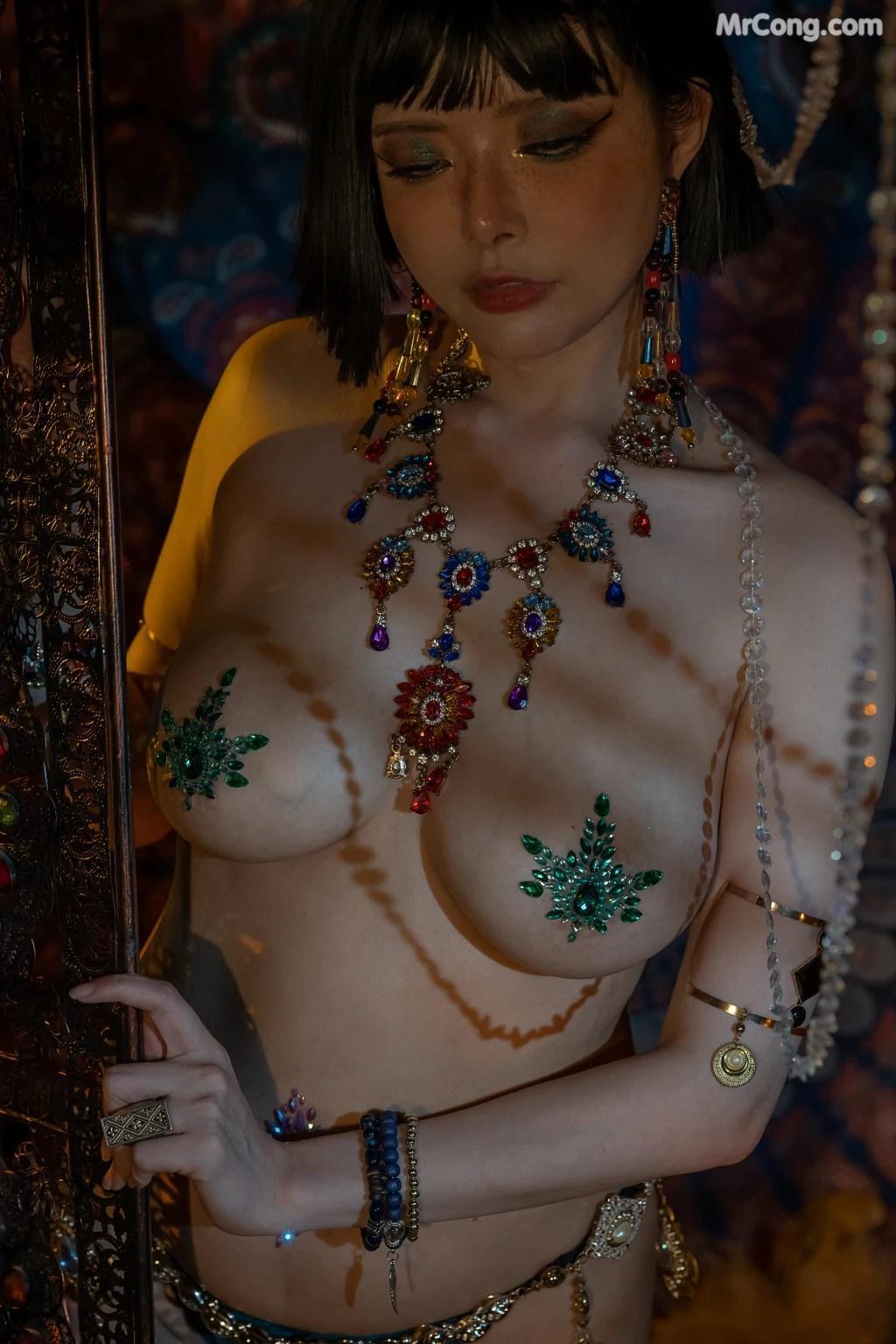 Coser@Xia Xiao Qiu Qiu Qiu (夏小秋秋秋) No.89: 异域女郎 (40 photos )