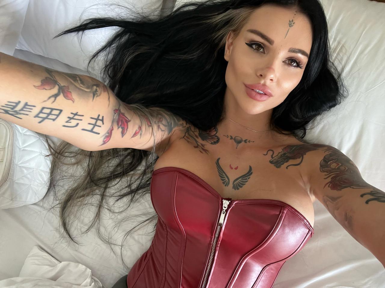 Tattooed OnlyFans cam babe shows off her stunning big tits up close(9)