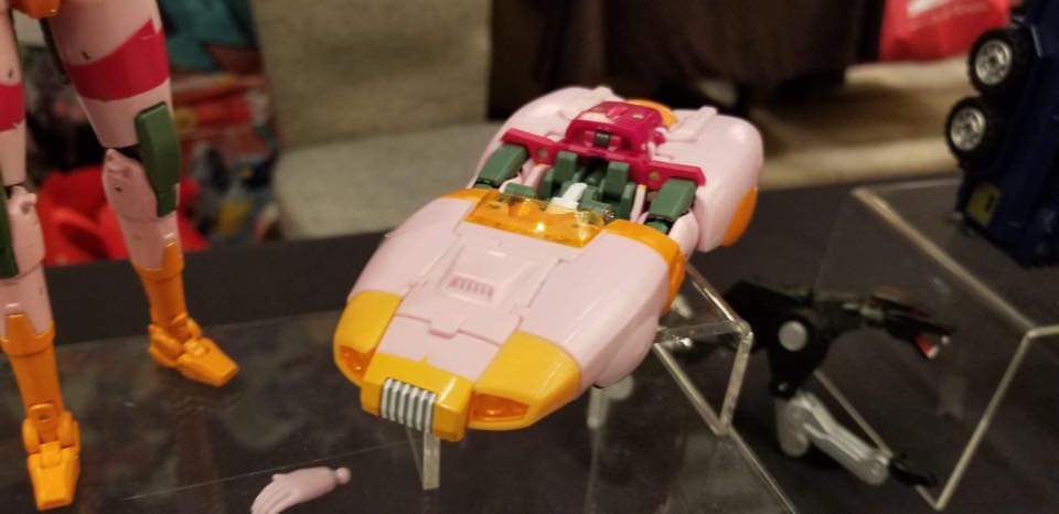 [Ocular Max] Produit Tiers - PS-04 Azalea - aka Arcee/Arcie (G1) ― PS-18 Zinnia - aka Paradron Medic/Médecin - Page 2 OFWII6mF_o