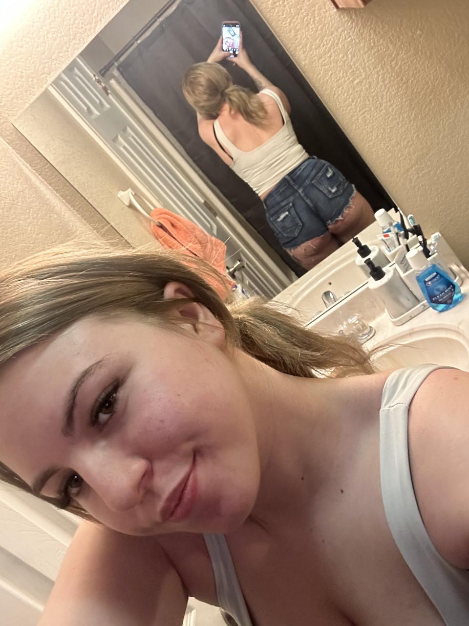 Chubby OnlyFans cam babe Kayla Bumsy flaunts her big ass wearing booty shorts(12)