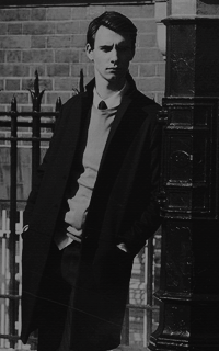 Harry Lloyd  QjxEyvCt_o