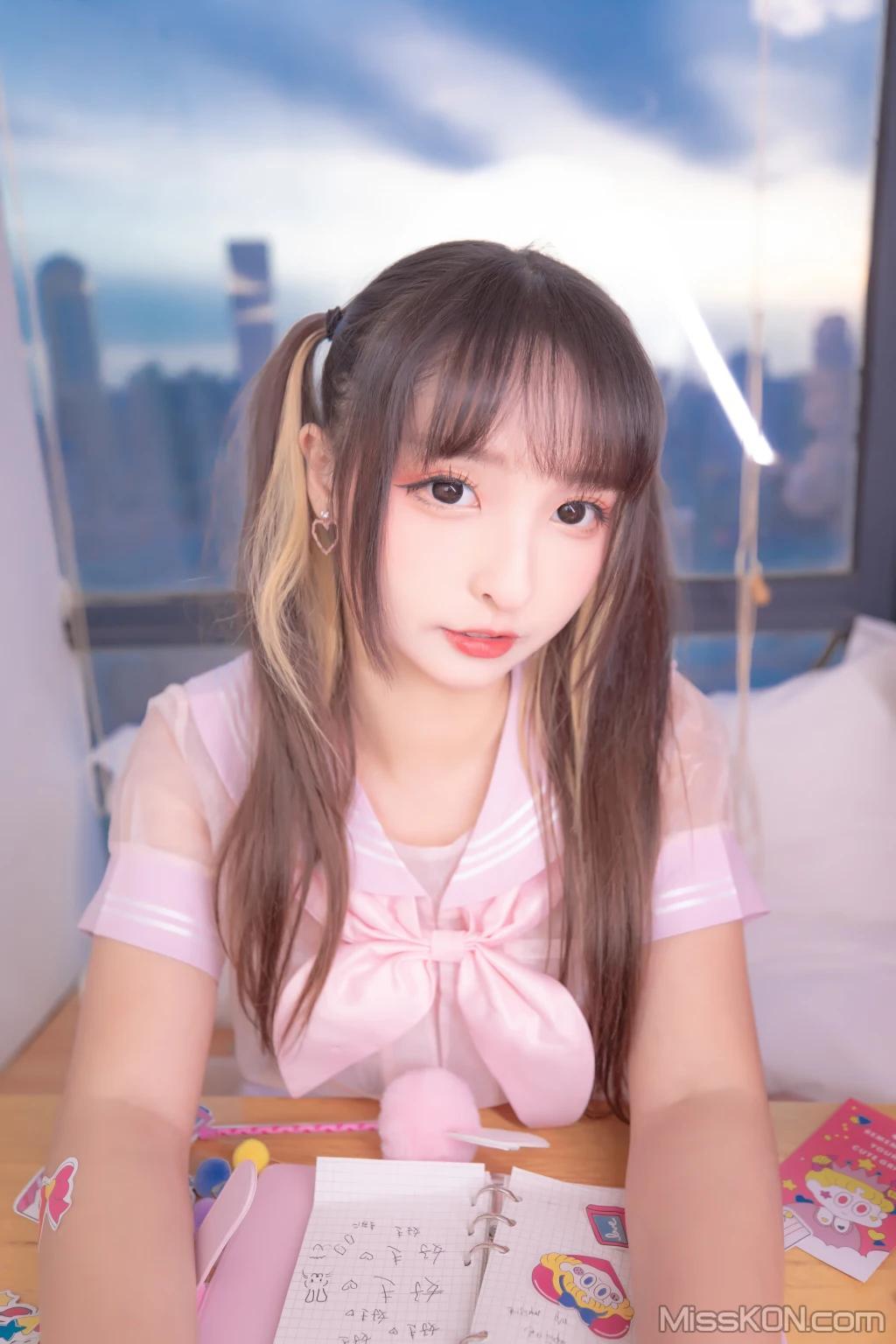 Coser@神楽坂真冬 Vol.079: 绝对企画-透明黑白水手服《特別なことに》 (150 photos )(18)