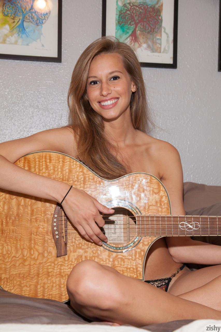 Delightful babe Geri Burgess plays the guitar & teases with her natural body(7)