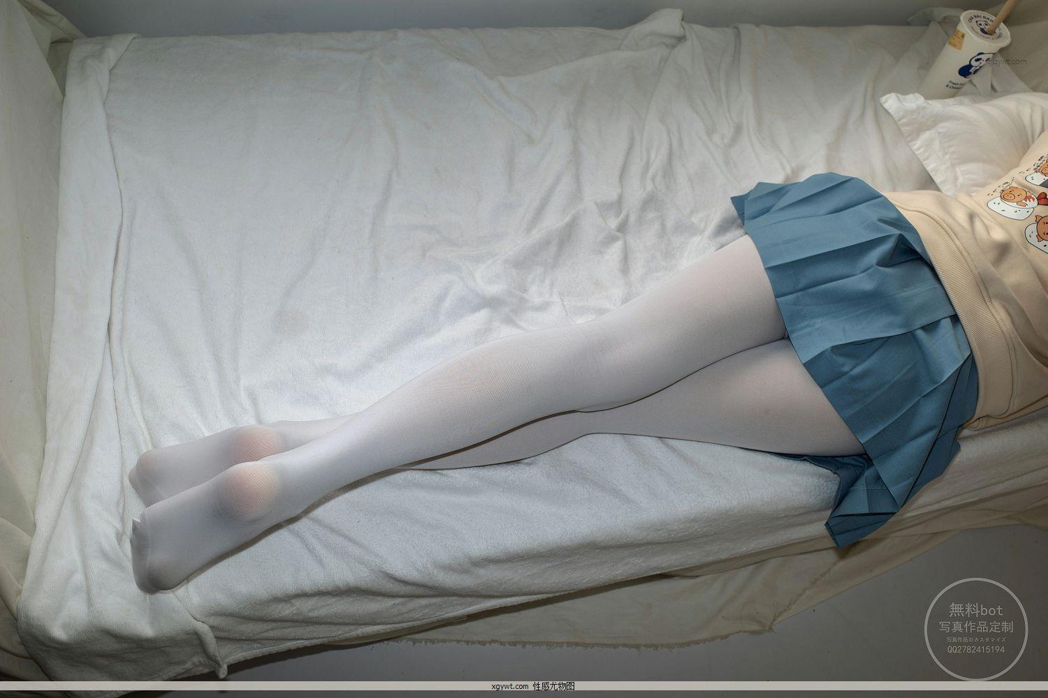 [森萝财团]有料NO.024 出镜 萝莉雪糕 米色卫衣与蓝色短裙加浅色美腿丝袜私房高清图(21)