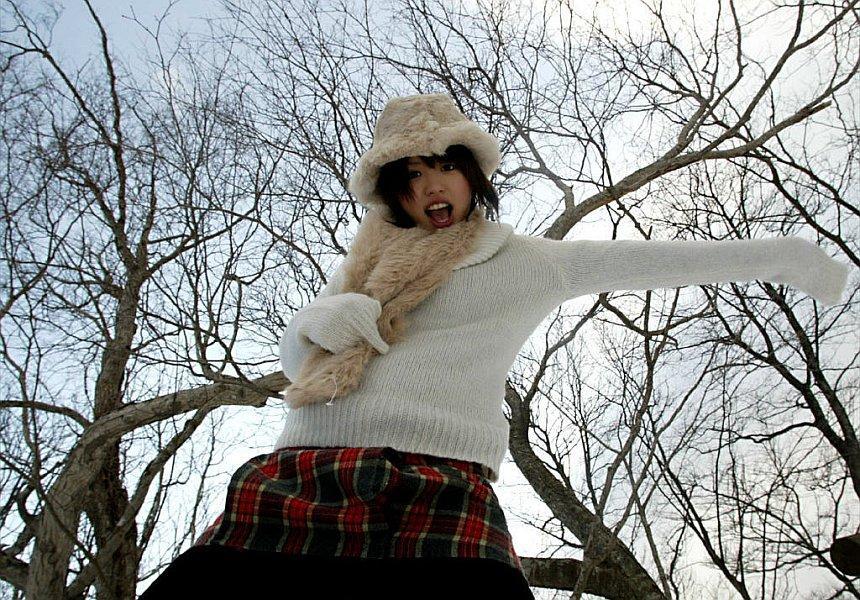 Cute Japanese girl Hitomi Hayasaka takes a pee on the snow before heading home(9)