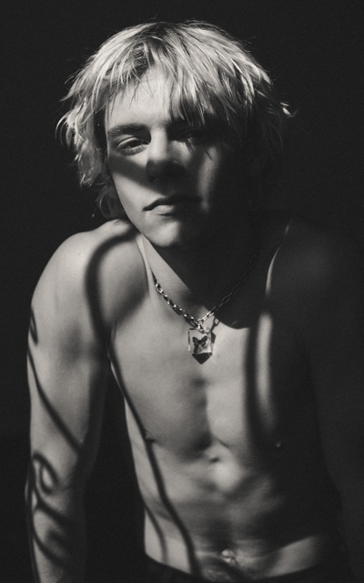 Ross Lynch EHHl2fIH_o