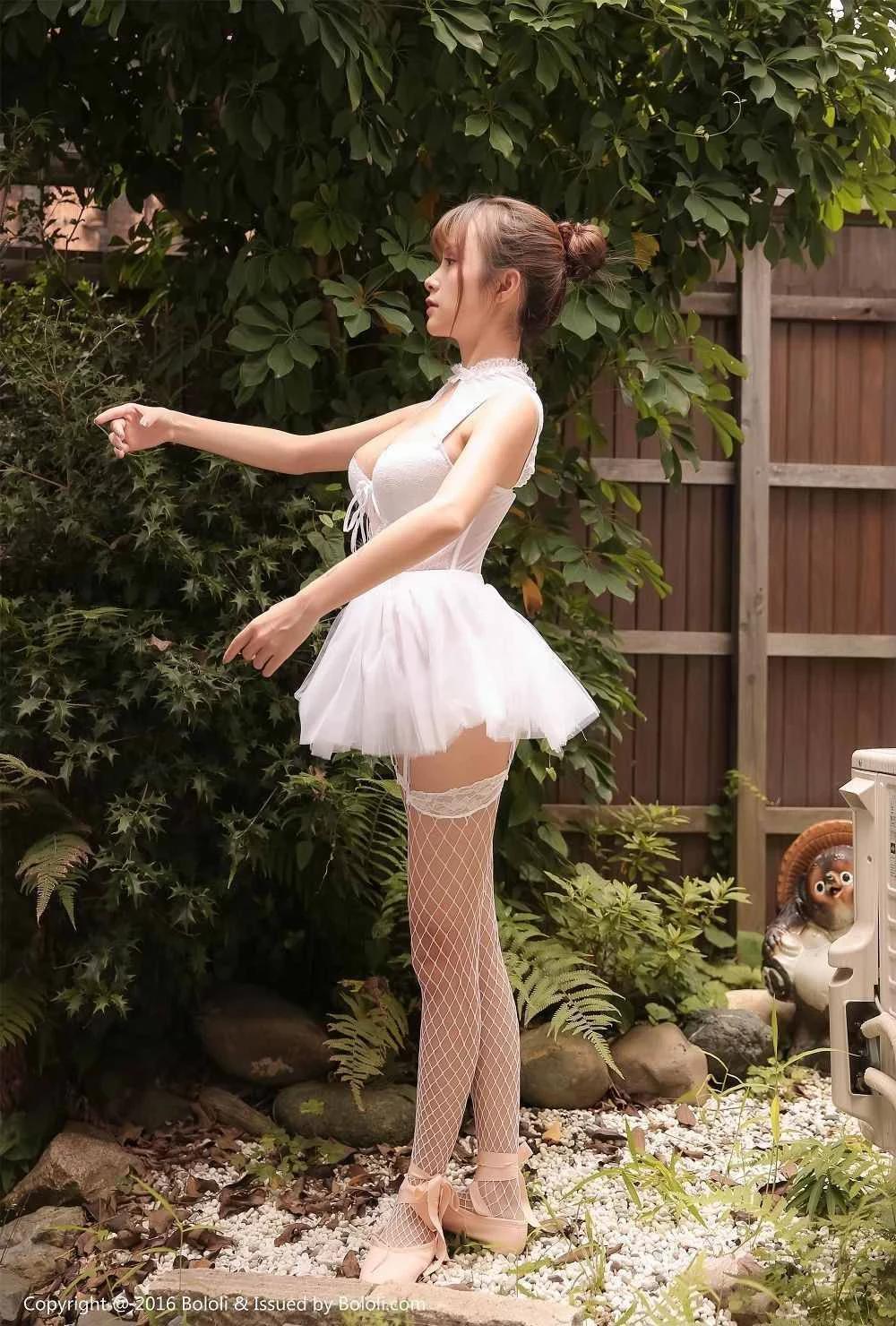 颓废气质的网红美女夏美酱粉色睡衣与白色紧身芭蕾裙让人有种窒息感 (46P)(17)
