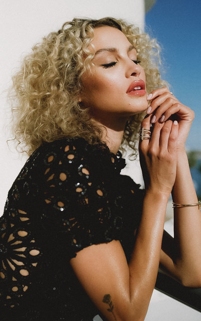 Rose Bertram Oe3lQ9Ly_o