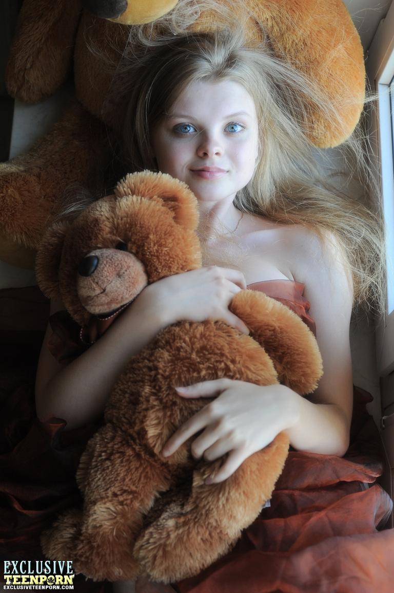 Tiny teen Kisa strikes tempting nude poses while holding a teddy bear(2)