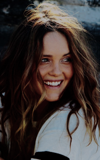 Rebecca Breeds Ri24uTzP_o